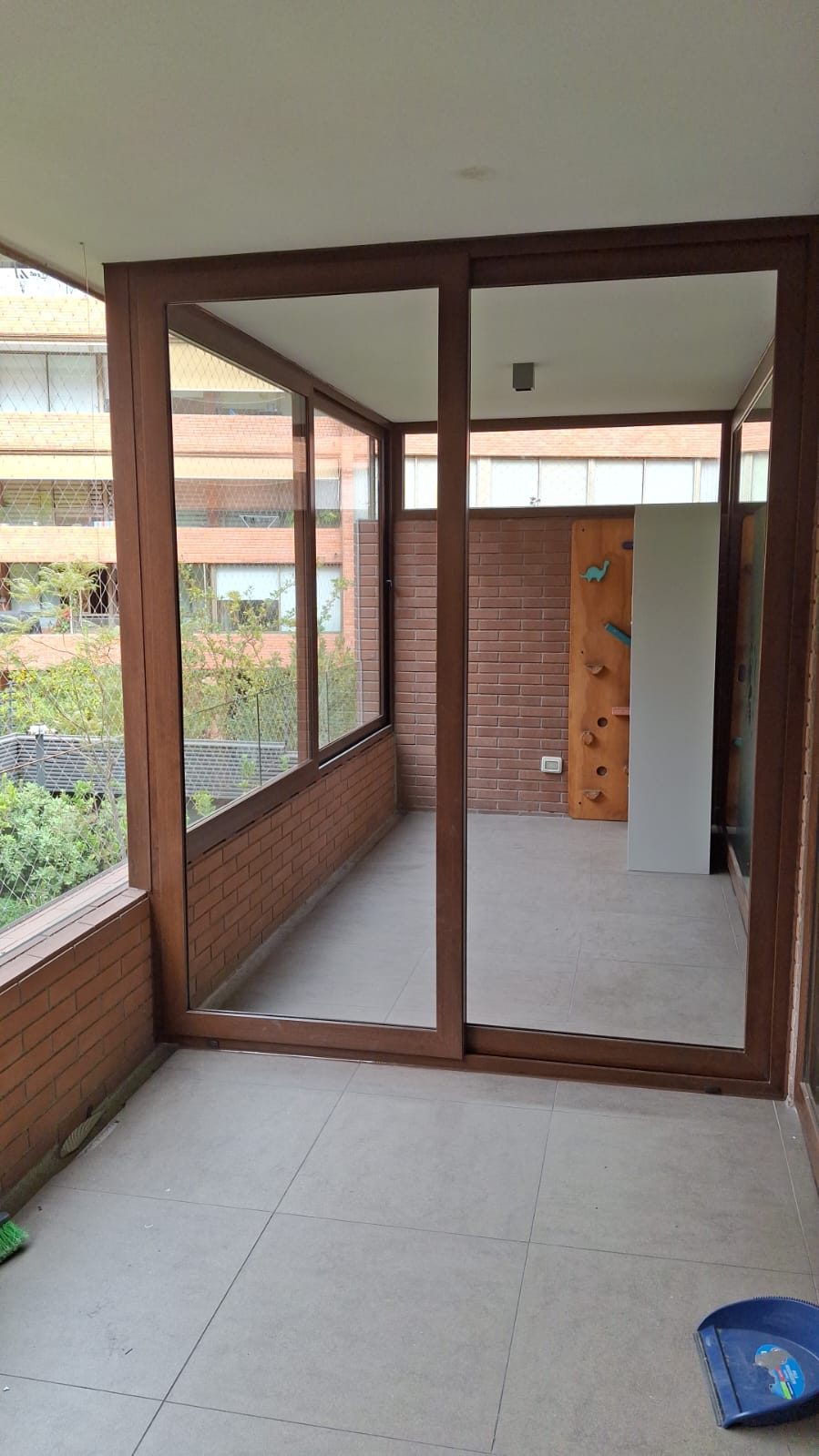 Balcón con corredera y madera