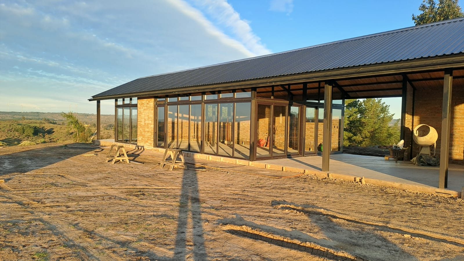 Casa de ladrillo al atardecer