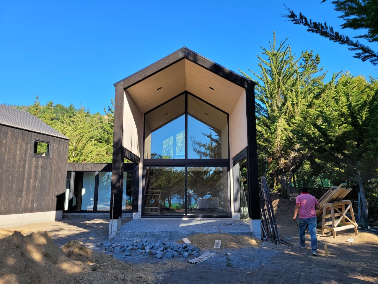 Casa de madera: ventanal de doble altura