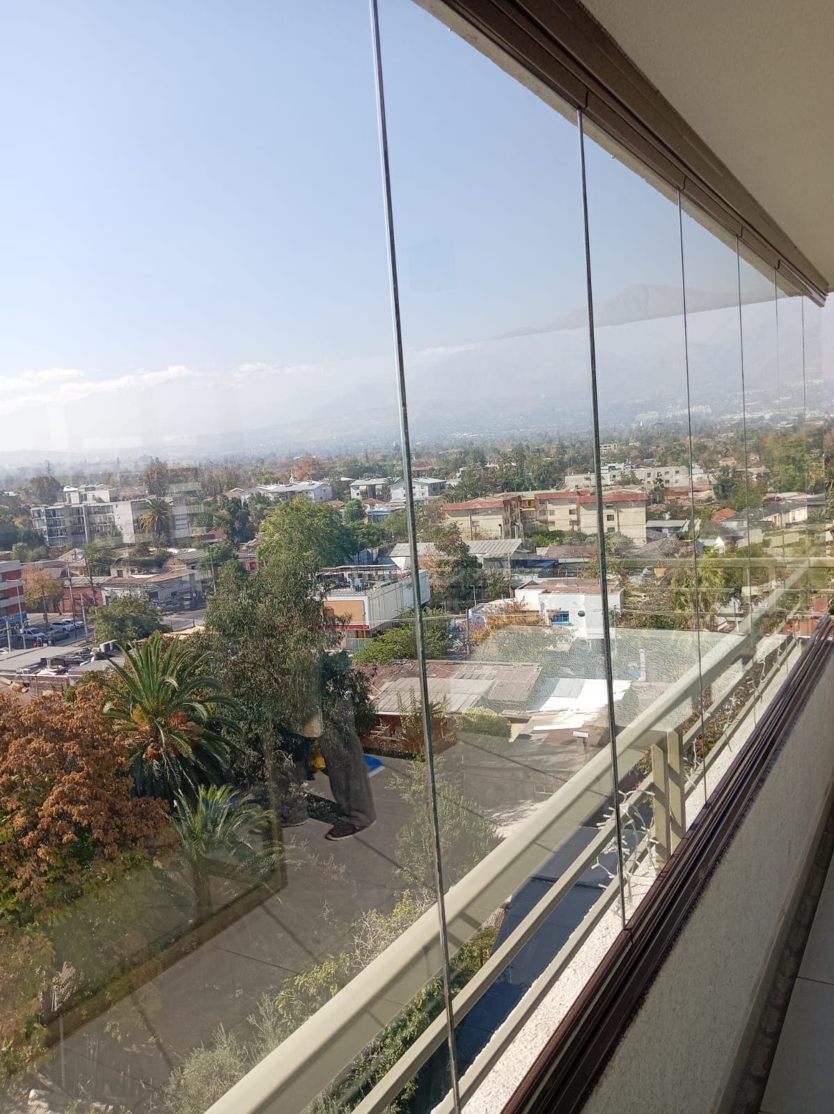 Cortina de cristal en balcón de ciudad