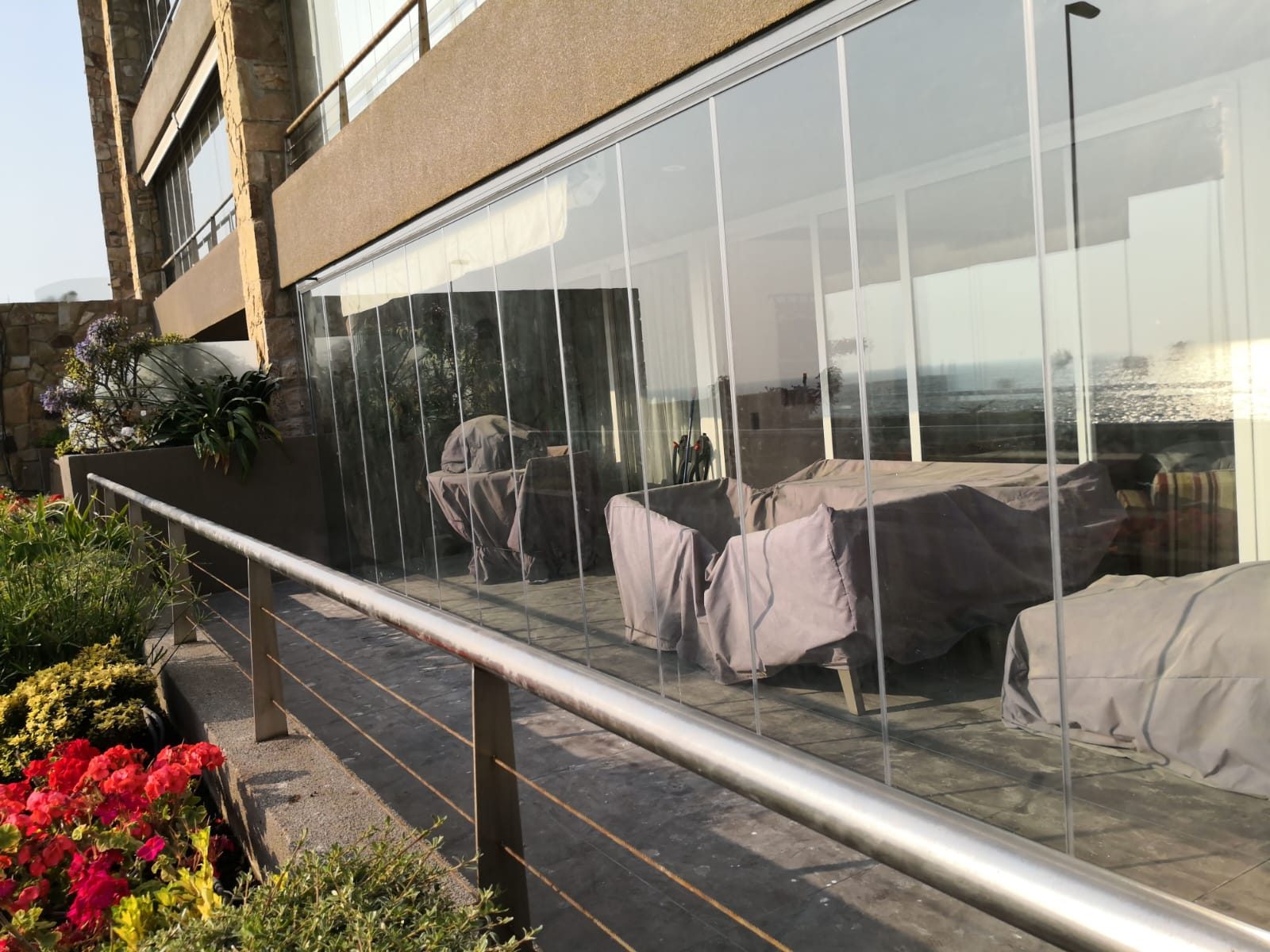 Terraza con cierre de cristal y baranda