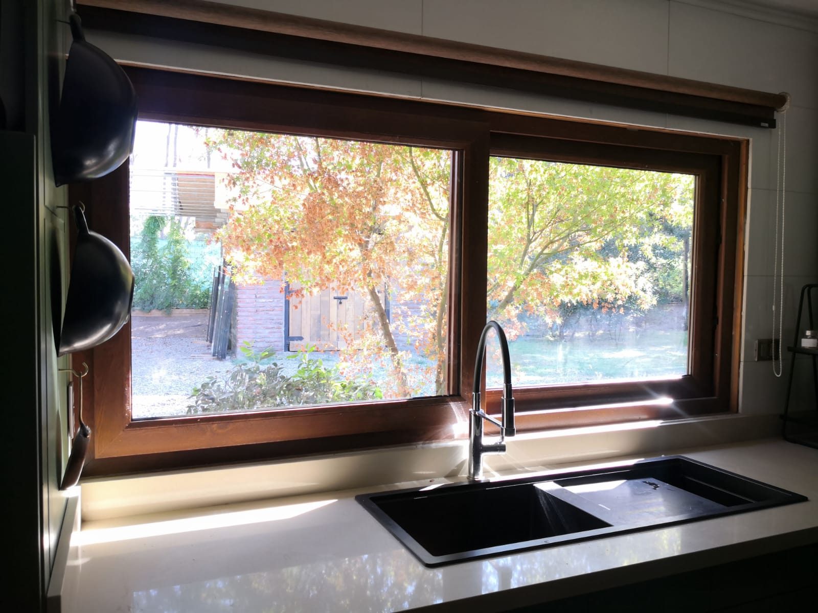 Ventana de cocina hacia el jardín