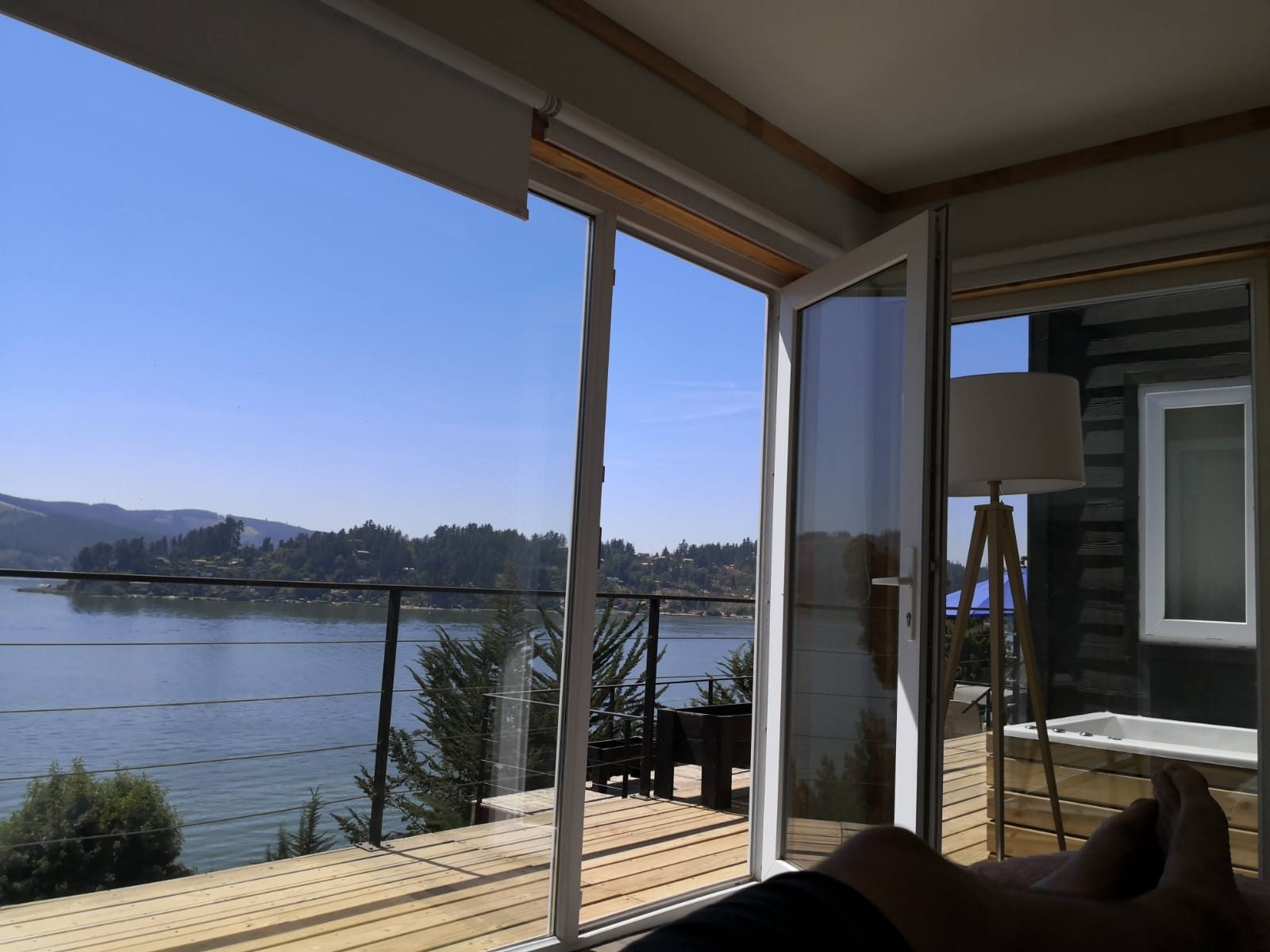 Ventanal con vista al lago