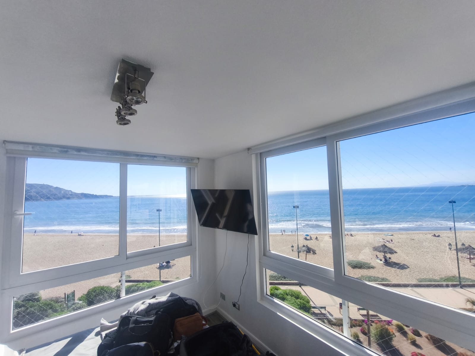 Ventanas de esquina con vista al mar