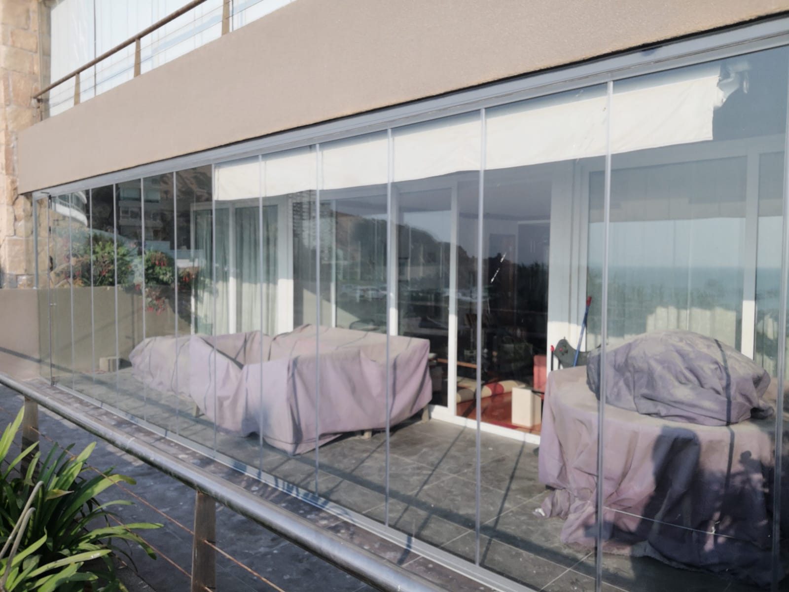 Cortina de cristal en terraza con vista
