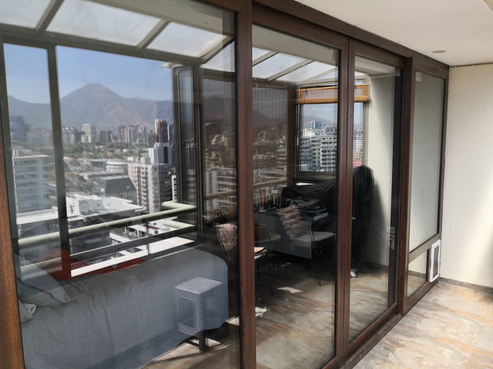 Puerta corredera con vista a la ciudad