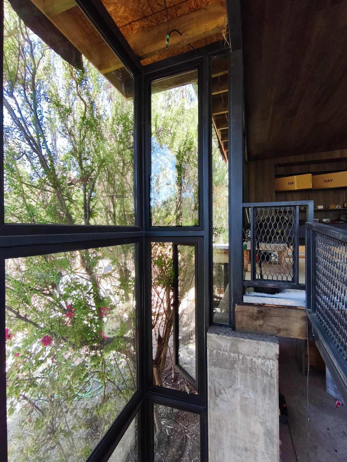 Ventanas en esquina con madera