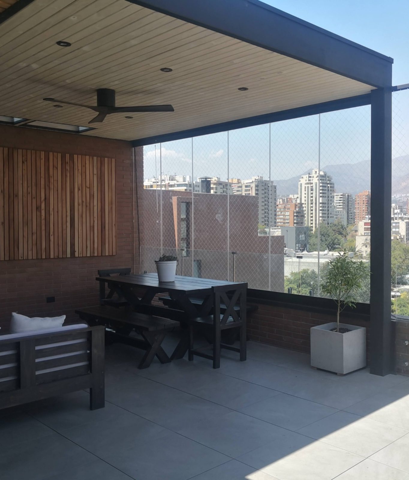 Terraza cerrada con vista a la ciudad
